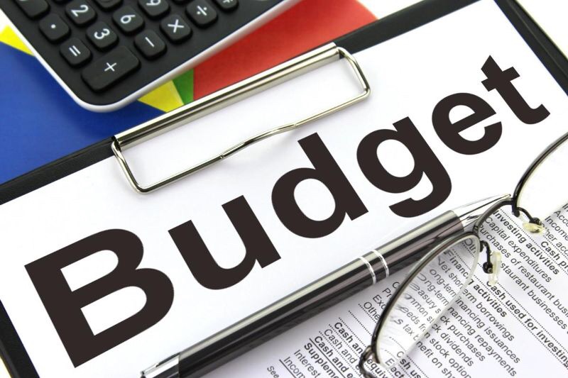 Photo of â€œbudgetâ€ written on a clipboard